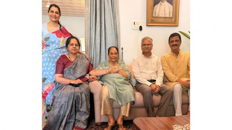 India News | BHU Vice Chancellor Ajit Kumar Chaturvedi Meets Madan Mohan Malviya's Family in Prayagraj