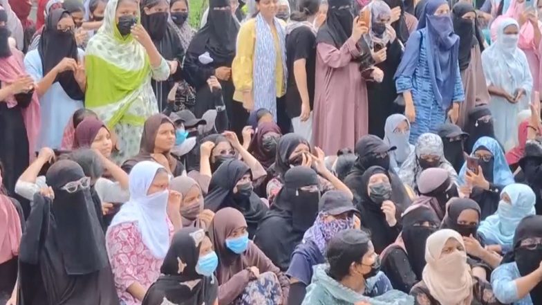 India News | AMU Women's College Students Protest Against Alleged Poor-quality Food at Hostel