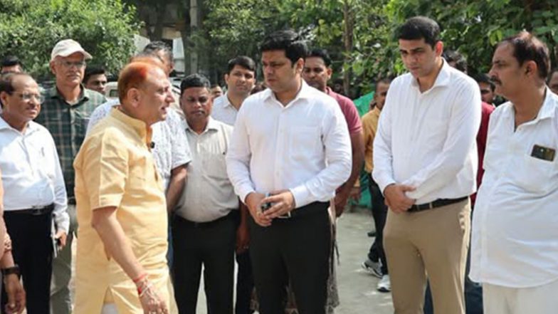 India News | Delhi Mayor Inspects Wards 51, 53 of North-west Zone Under 'Delhi Ko Koode Se Azadi' Campaign