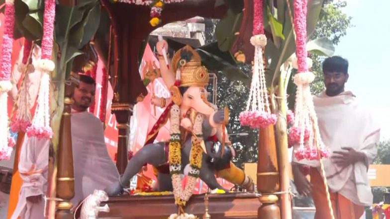 India News | Devotees Throng Shreemant Dagduseth Halwai Ganpati Mandal in Large Numbers to Offer Prayers