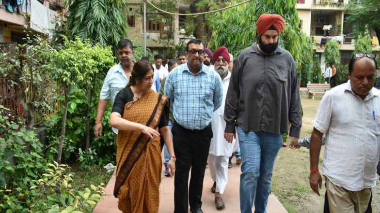India News | Delhi: Dy Mayor Monica Pant Inspects Nehru Nagar Under the ‘Delhi Free from Garbage’ Campaign