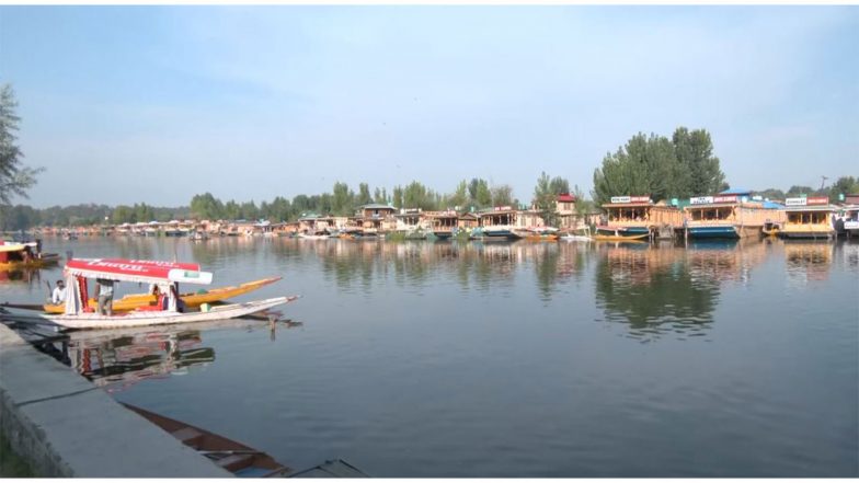 India News | Tourists Throng Dal Lake in Srinagar, Enjoy Shikara Rides Amid Pleasant Weather