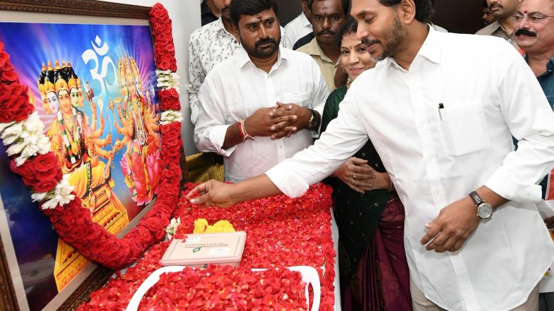 India News | YSRCP Chief Jagan Reddy Offers Prayers to Bhagwan Vishwakarma