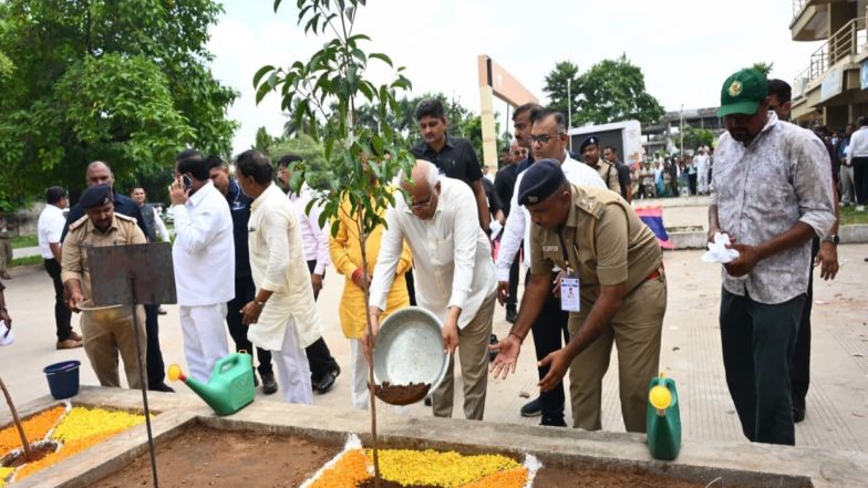 India News | Gujarat CM Bhupendra Patel Participates in ‘Shramdaan’ at Vadnagar Bus Port