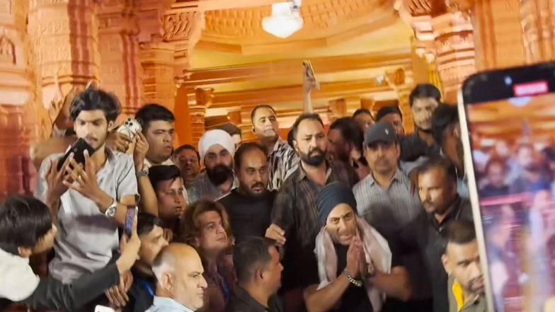 Entertainment News | Salman Khan Asks Crowd to Make Way During Ganpati Visit, Stops Security from Pushing Child