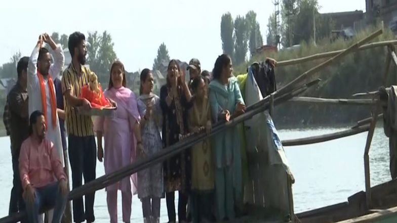 Entertainment News | Srinagar: Devotees Perform Ganpati Visarjan on the Banks of Jhelum River 