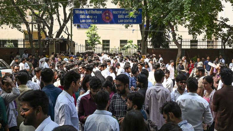 India News | DUSU Polls: ABVP&rsquo;s Yash Dabas Leads President Race, Independent Deepanshu Shokeen Ahead in Vice-President Race