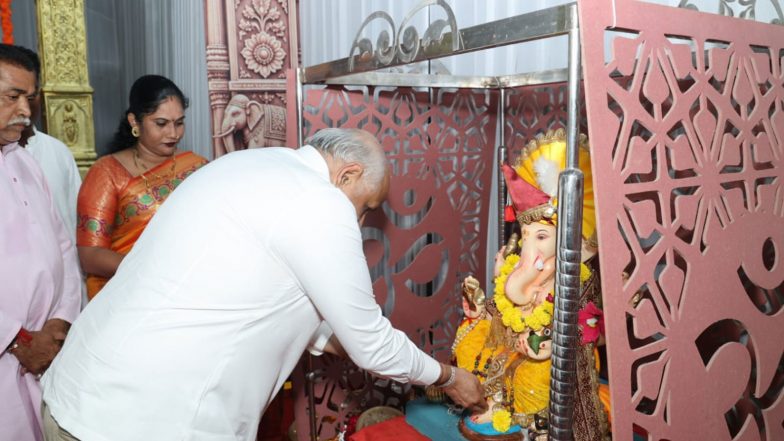 India News | Gujarat CM Bhupendra Patel Offers Prayers, Performs Aarti to Lord Ganesha in Maninagar