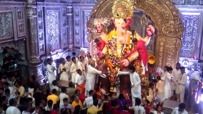 Entertainment News | Huge Crowd Gathers at Lalbaugcha Raja for Darshan on Day 8 of Ganesh Festival
