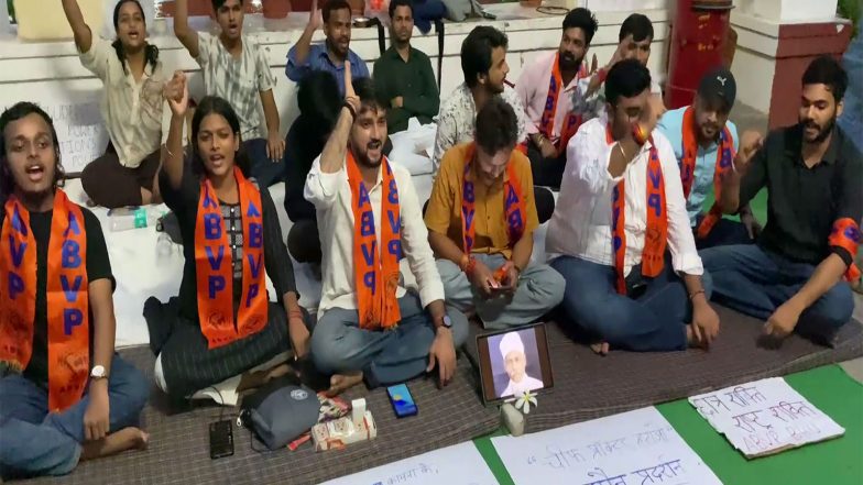 India News | ABVP Protest at BHU Continues, Students Demand Chief Proctor’s Removal over Security Lapses, Auditorium Allocation