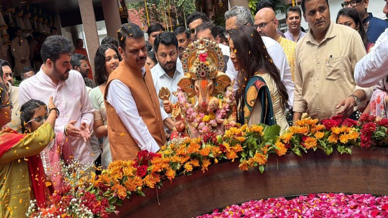 Entertainment News | CM Devendra Fadnavis Performs Ganesh Visarjan at His Residence with Family