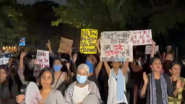India News |  DU Students Hold Protest Outside Gargi, Kamala Nehru College over Alleged Gang Rape Near Kalkaji Temple