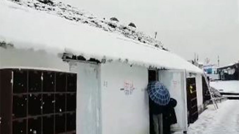 India News | Snowfall Begins in Higher Reaches of Uttarakhand's Chamoli Amid Rainfall