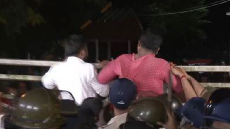 India News | West Bengal: SFI, Akhil Bharatiya Grahak Panchayat Members Clash During Event at SRFTI