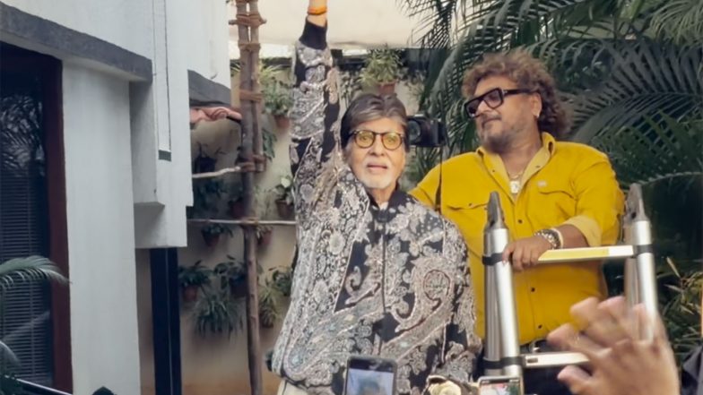 Entertainment News | Amitabh Bachchan Steps out in Style for Sunday Darshan