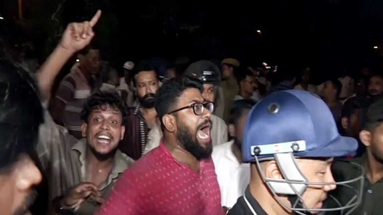 India News | Akhil Bharatiya Grahak Panchayat Alleges Disruption, Vandalism, Assault at SRFTI Event in Kolkata; Seeks FIR