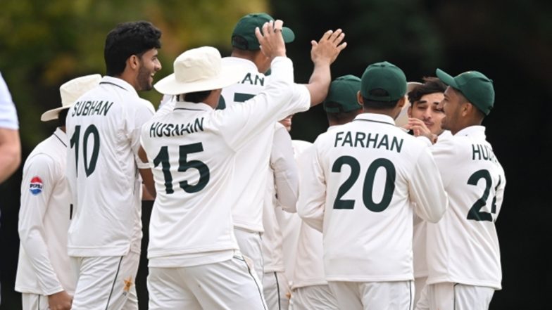 UK: Anti-Migrant Protesters Mistake Pakistan U-19 Cricket Team for Asylum Seekers Outside Hotel