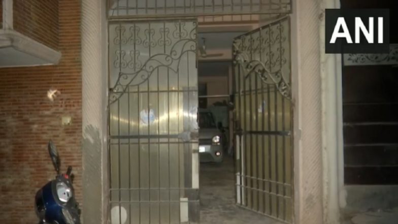 Delhi: Jewellery and Cash Stolen From Sangam Vihar Home While Family Attended Birthday Celebration (Videos)