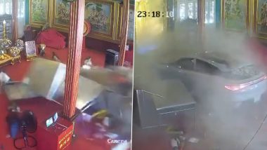 Bangkok: Electric Car Crashes Into Kuan Yin Shrine in Chinatown, Leaving 3 People Injured (Video)