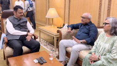 Devendra Fadnavis Meets Flydubai Pilot Captain Smit Machchhar&rsquo;s Family in Mumbai (Video)