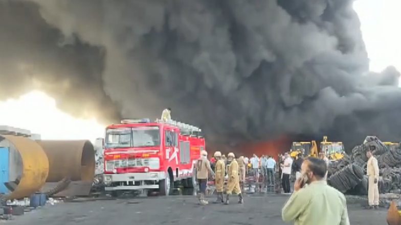 Firozabad Factory Fire: Massive Blaze Breaks Out at Tyre Retreading Unit in Naushehra, Firefighting Underway