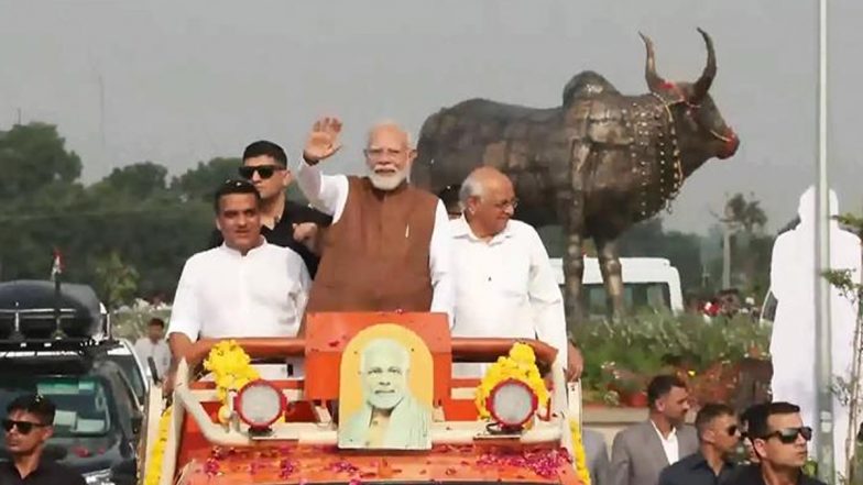 PM Narendra Modi Holds Roadshow in Gujarat Banaskantha District (Watch Video)