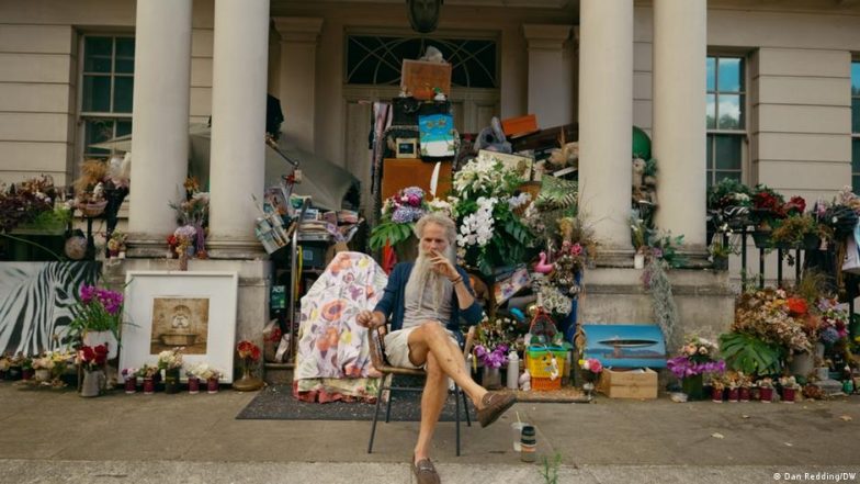 How a Homeless Man Lives in Front of a London Mega-mansion