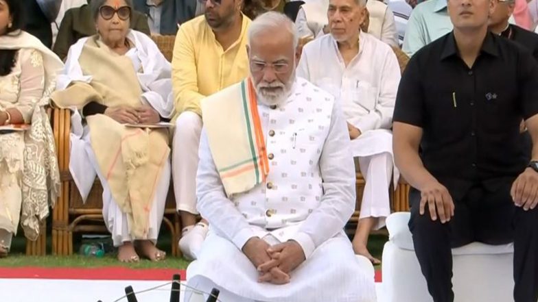 India News | PM Modi Attends Interfaith Prayer Meeting, Pays Floral Tributes to Mahatma Gandhi at Gandhi Smriti