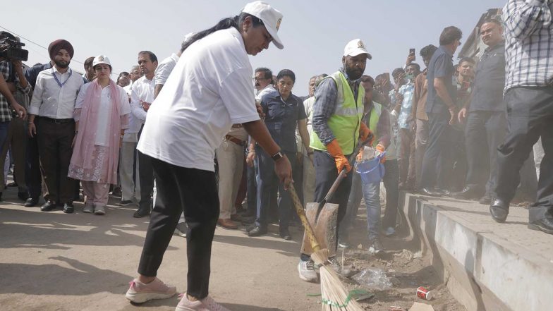 India News | Delhi CM Conducts On-foot Inspection at Azadpur Mandi, Issues Ultimatum to Clear Footpaths