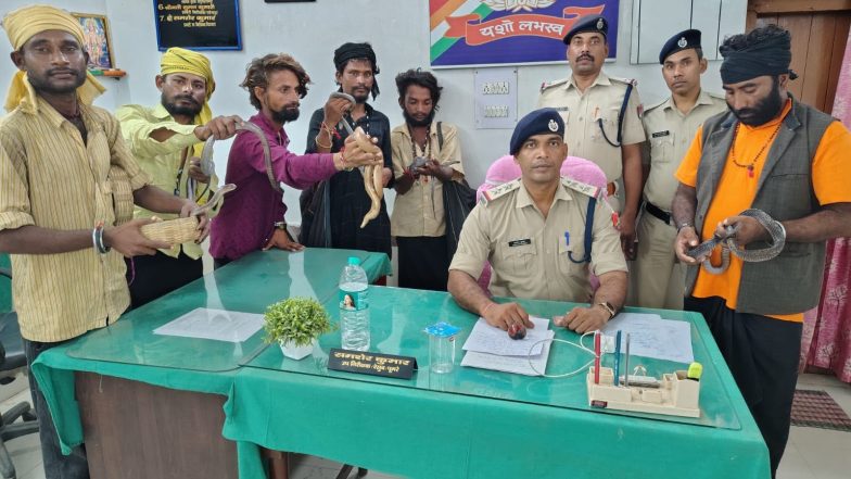 India News | Six Snake Charmers Caught for Asking Money from Passengers by Displaying Snakes in Jansewa Express