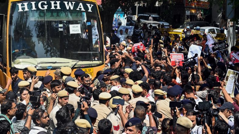 India News | Delhi Police Accused of Misconduct with Female Journalist at Jantar Mantar; Rahul Gandhi Asks, “Amit Shah Ji, Where Are You?”