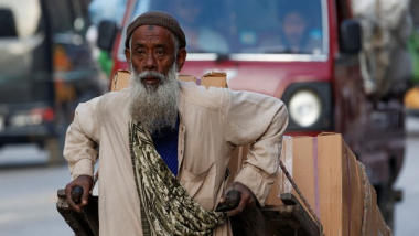 World News | Pakistan: Rising Poverty Pushes Rawalpindi&rsquo;s Daily Wagers to Pavements