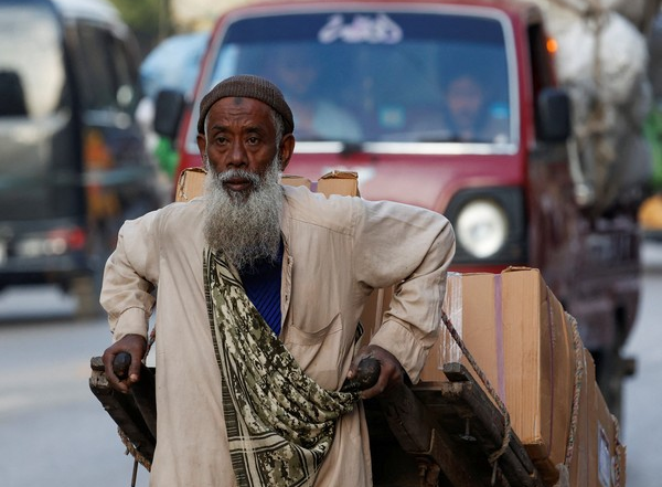 World News | Pakistan: Rising Poverty Pushes Rawalpindi’s Daily Wagers to Pavements