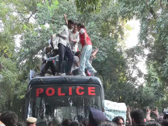 India News | Jantar Mantar Protest: AISA President Neha Bora Detained ...