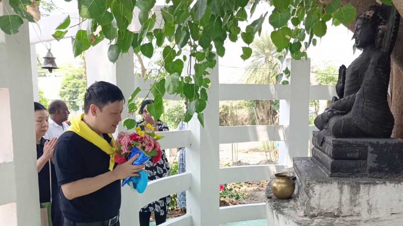 World News | Thai Consul General Offers Prayers at Buddhist Vihar in Kancheepuram, Donates Rice to Devotees