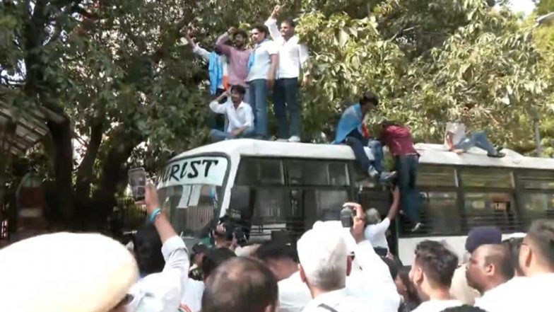 India News | Tensions Flare Outside ECI Headquarters as Congress Workers Try to Enter Nirvachan Sadan