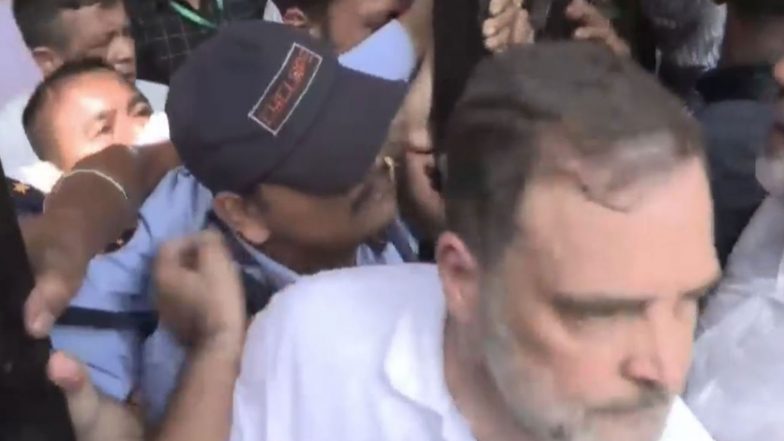 India News | Delhi Police Registers FIR over Unauthorised Entry of Rahul, Priyanka Gandhi into Akashvani Bhavan During INDIA Bloc Protest 
