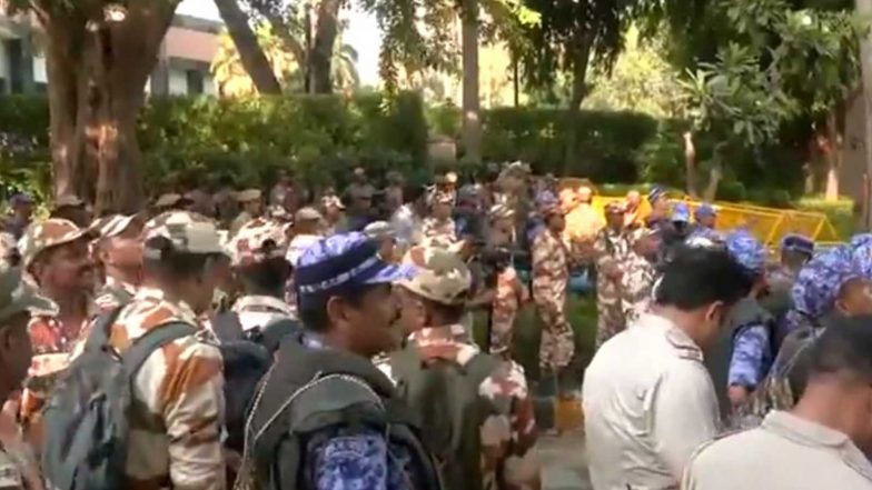 India News | Heavy Security Deployed Near Jantar Mantar Ahead of INDIA Bloc MPs’ Scheduled Protest