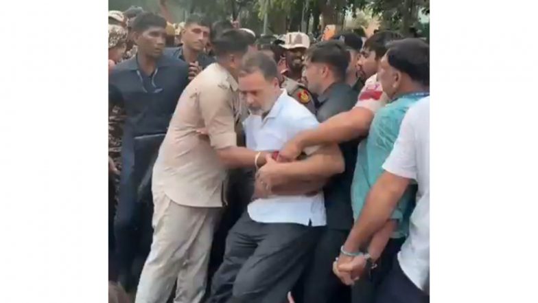 India News | SIR Protest Turns Tense as Rahul Gandhi, INDIA Bloc MPs Attempt to Breach Barricades; Delhi Police Push Back 