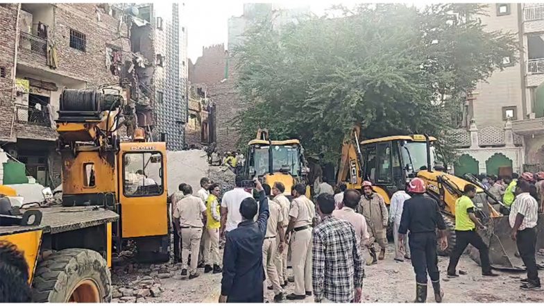 India News | Delhi: 3 Killed, 8 Injured as Four-storey Building Collapses in New Seemapuri; Rescue Ops Underway