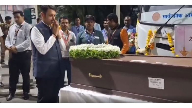 Entertainment News | Maharashtra CM Devendra Fadnavis Pays Last Respects to Nana Patekar at Pune Airport; Actor's Mortal Remains Taken for Final Rites