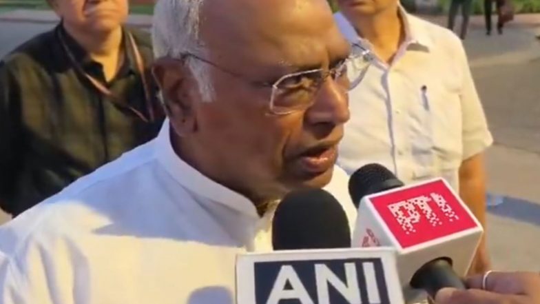 India News | “They Are Afraid”: Kharge Slams Centre on Delhi Security Curbs Ahead of Oct 10 Protest