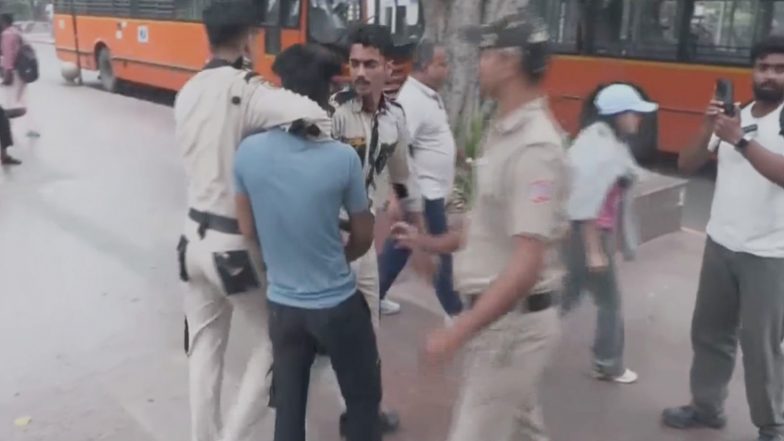 India News | Around 200 More Protesters Detained from Connaught Place While Marching Towards Jantar Mantar: Sources