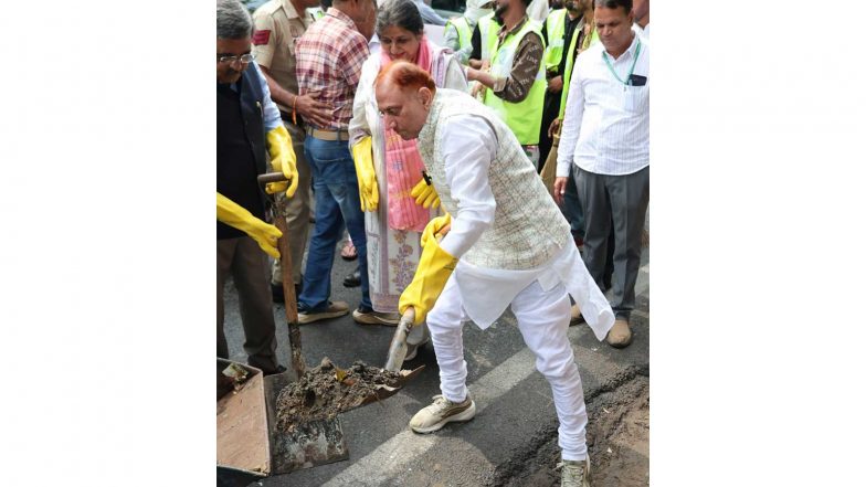 India News | Delhi Mayor Pravesh Wahi Leads Mega Cleanliness Drive in Malviya Nagar, Personally Joins Road Cleaning