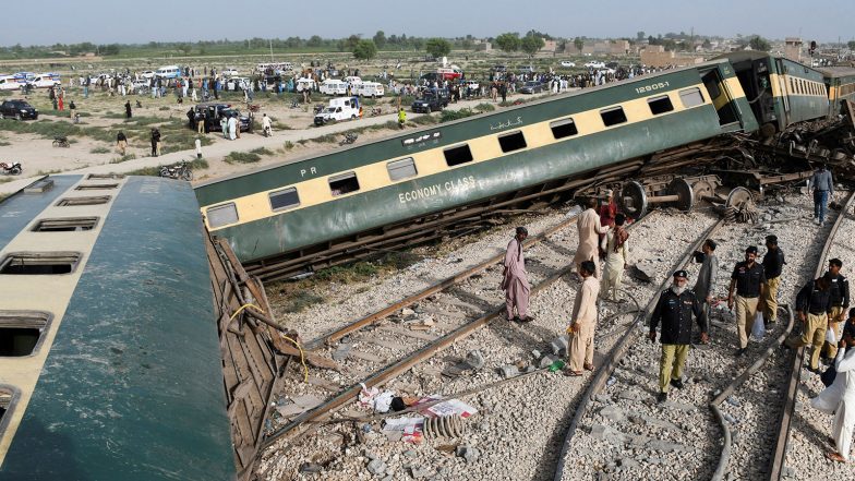 World News | At Least Four Killed, Several Injured After Passenger Train Derails in Pakistan's Punjab