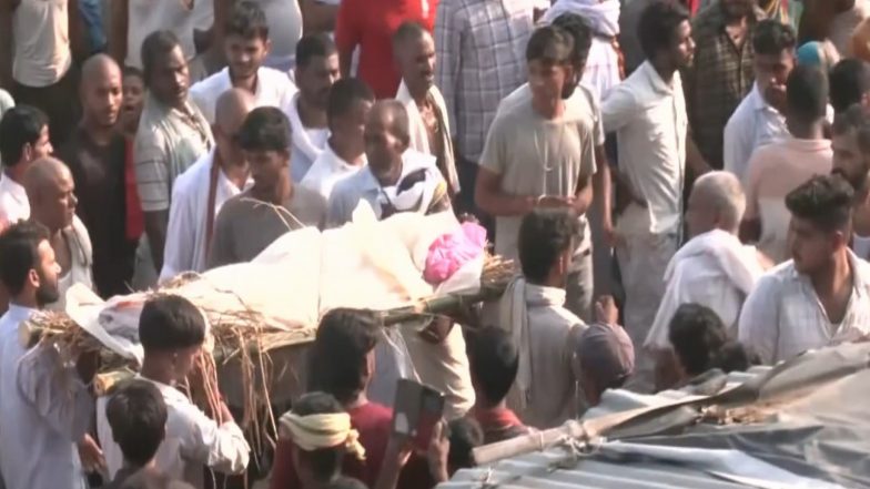 India News | Bihar: Bodies of 13 Children Killed in Vaishali Boat Capsize Tragedy Taken for Cremation