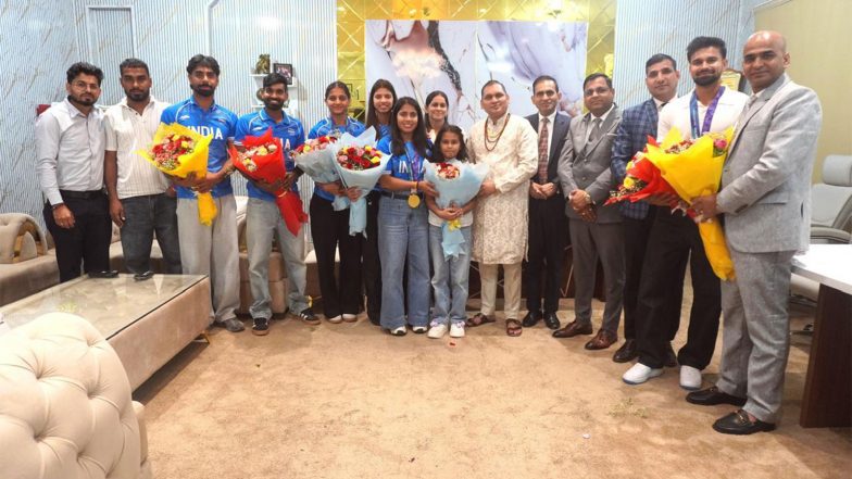 Sports News | Asian Games Medal-winning Indian Hockey Players, Coaches Felicitated with Rs 51,000 Each