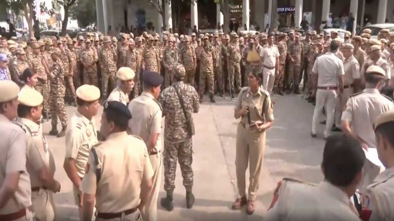 India News | Delhi Police Beef Up Security at Connaught Place, Put Traffic Curbs Ahead of Planned Tiranga Rally