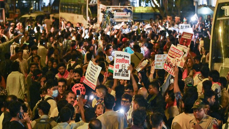 India News | Delhi Police File Multiple FIRs over Violation of Prohibitory Orders in Connaught Place; Repeat Offenders to Face Action