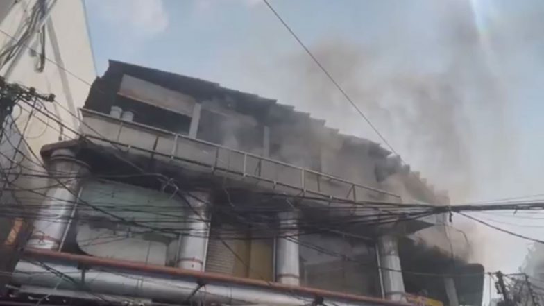 India News | Telangana: Fire Breaks out at Cloth Shop; 5 Fire Tenders Deployed